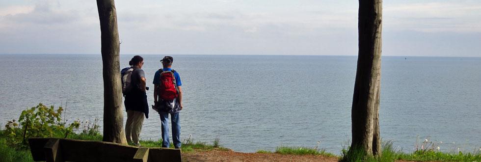 Zwei Wanderer vor der Ostsee